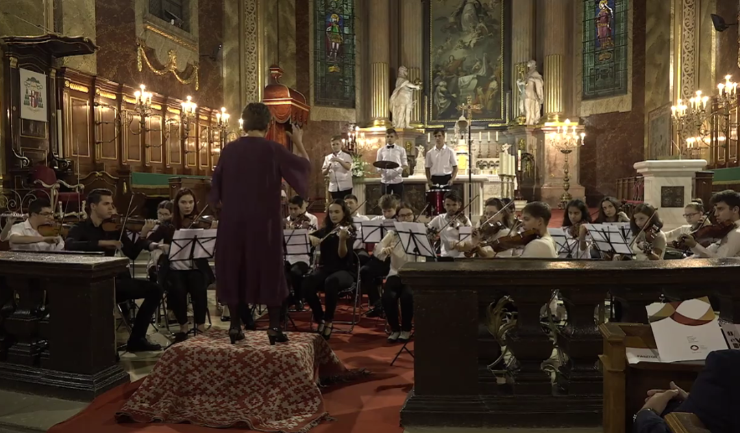 A nagyváradi Művészeti Líceum zenekara Nagy Viola vezetésével a mai Magyar Iskolák Országos Tanévnyitóján